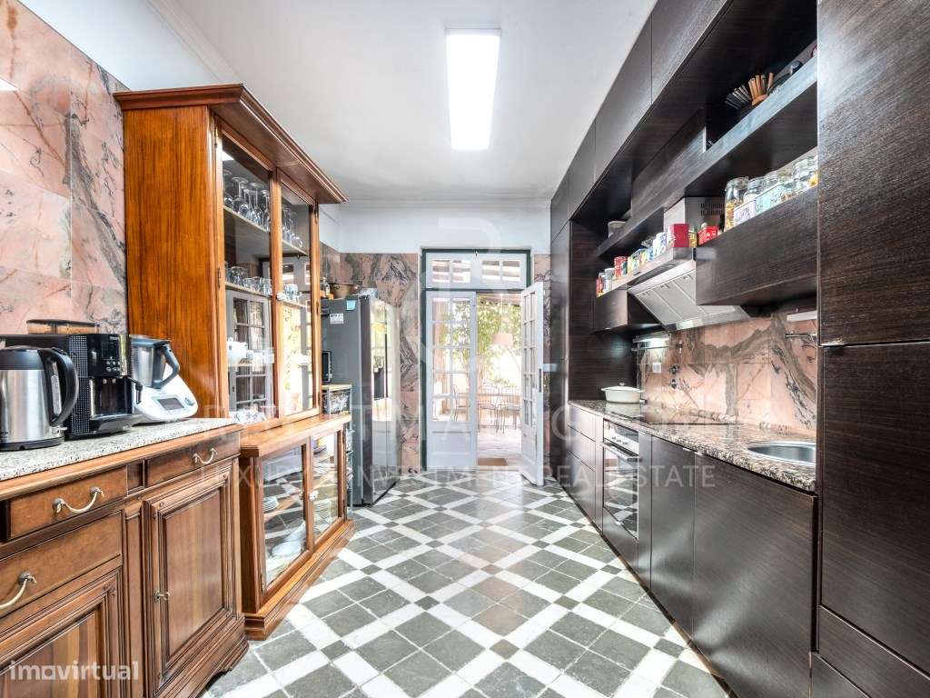 Moradia T5 com piscina em zona histórica da Parede-10