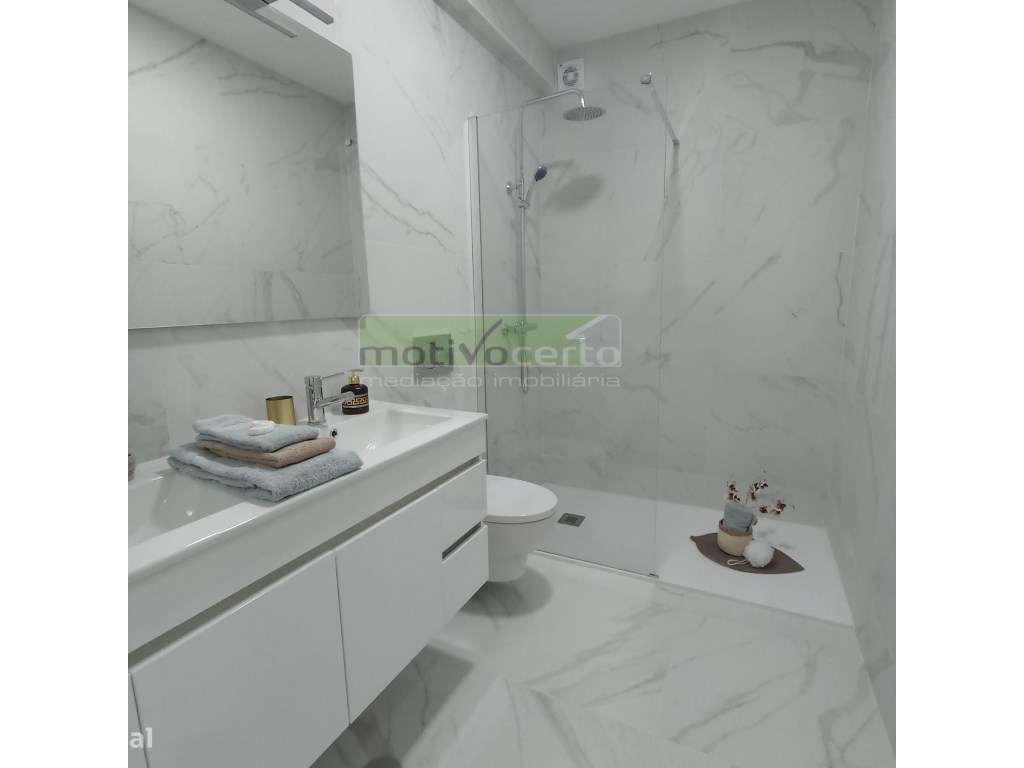 T2 com Pátio Totalmente Remodelado, no Coração de Campolide, Lisboa-9