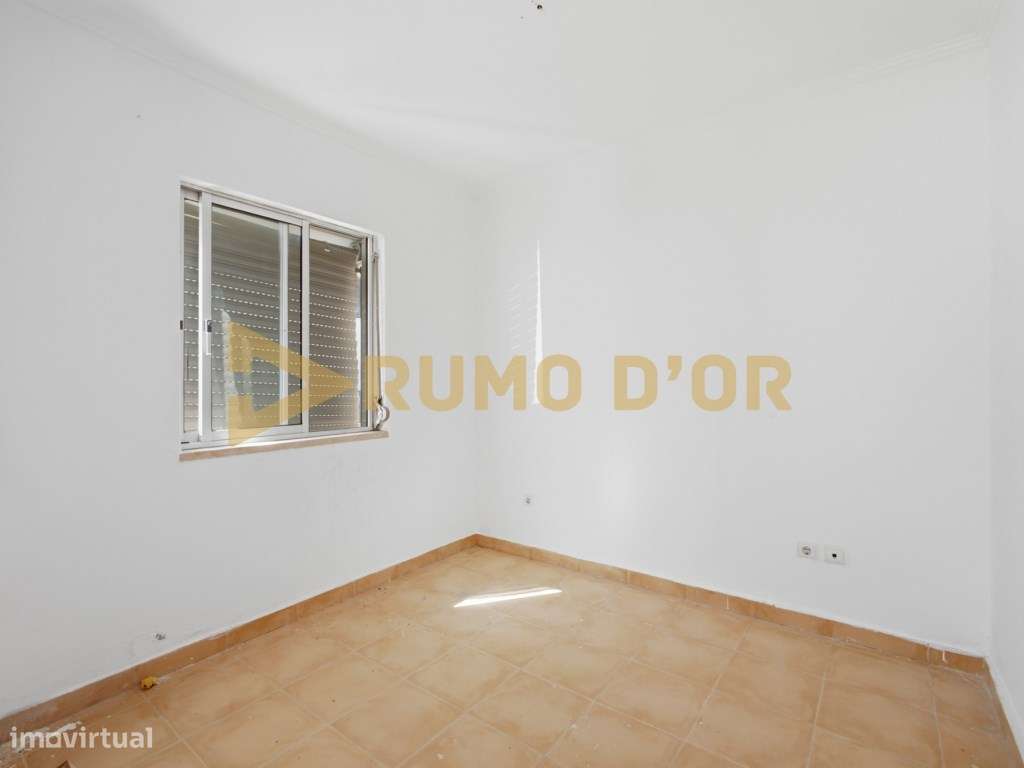 Quinta com 3 moradias e 3 garagens em Abrigada-19