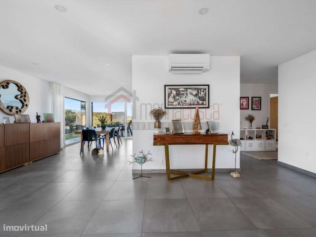 Moradia de Luxo T3 com Piscina e Vista Mar-10