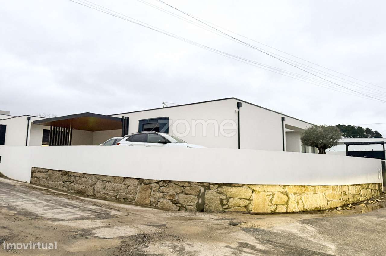 Moradia Térrea Semi- nova com piscina-33