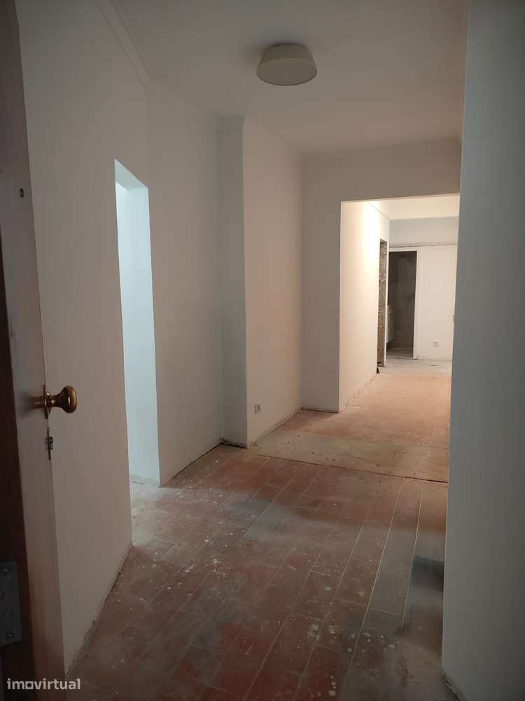 Apartamento T2 remodelado (r/c) com uma arrecadação generosa-10