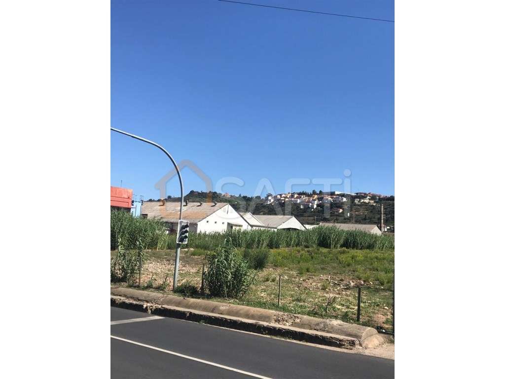Terreno na N8 com 2580 m² em Póvoa de Santo Adrião - Odivelas.

N... - Grande imagem: 5/7