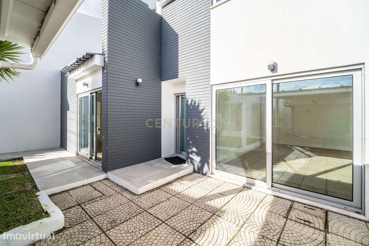 Moradia T6 com Piscina - Charneca de Caparica-23