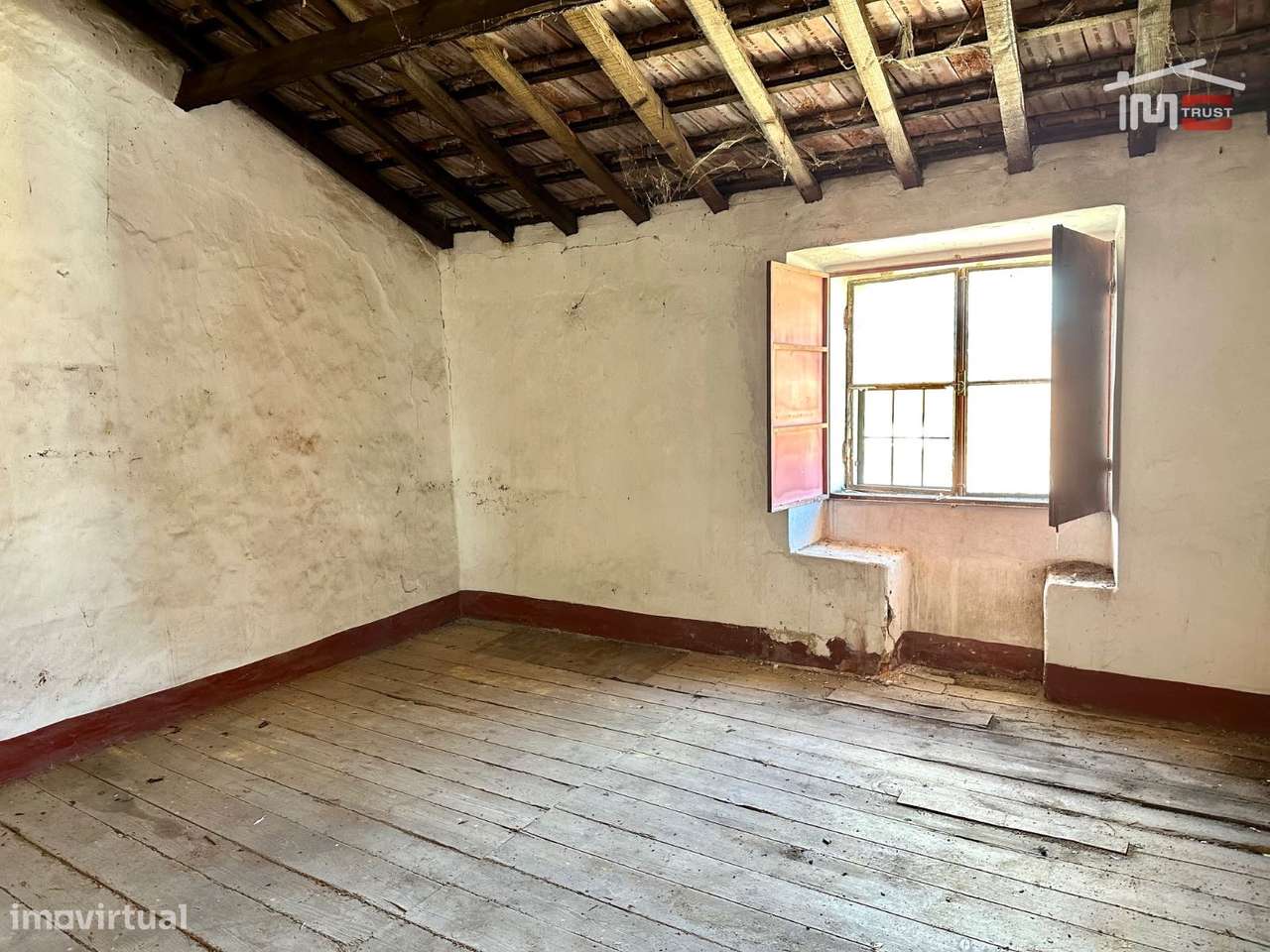 Fantástico Investimento - Moradia com Quintal - Sarilhos Grandes-24