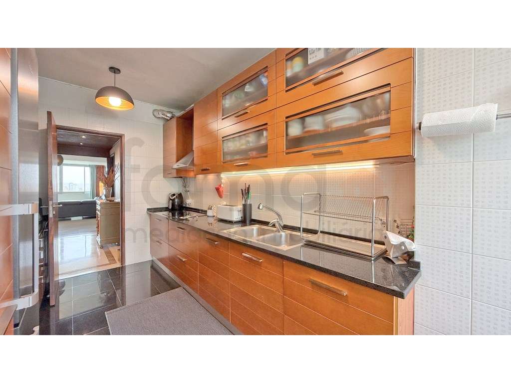 Apartamento T4 em Miraflores-32