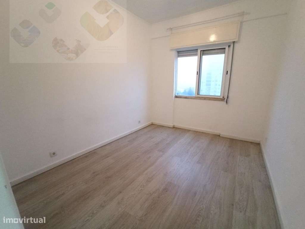 Amadora Venteira, T1, Completamente Remodelado, Vista Panorâmica!-14