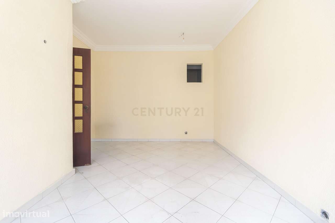 Apartamento com Potencial de Valorização em Almada-22