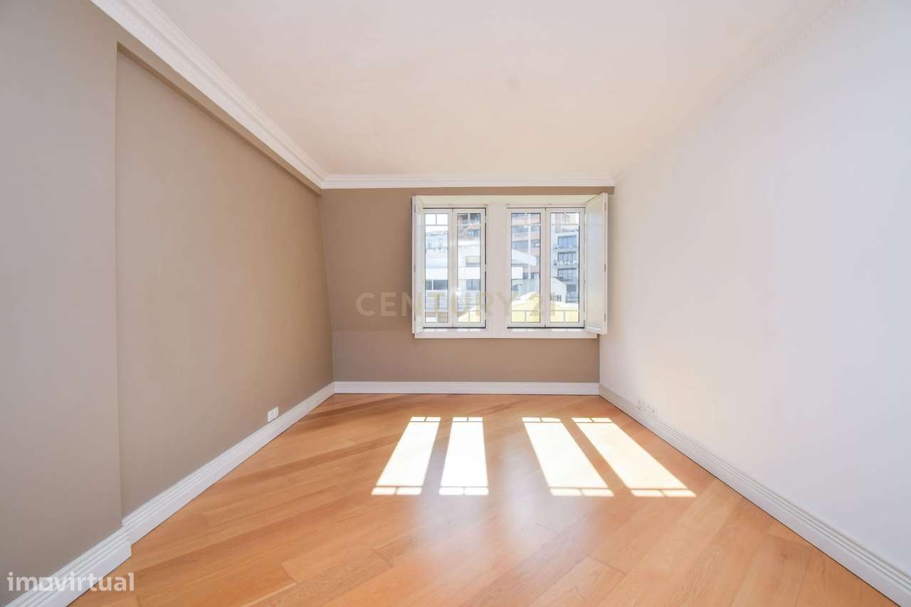 T2 C/Garagem e dois elevadores nas Av. Novas – Luz, Conforto e Localiz - Grande imagem: 4/24