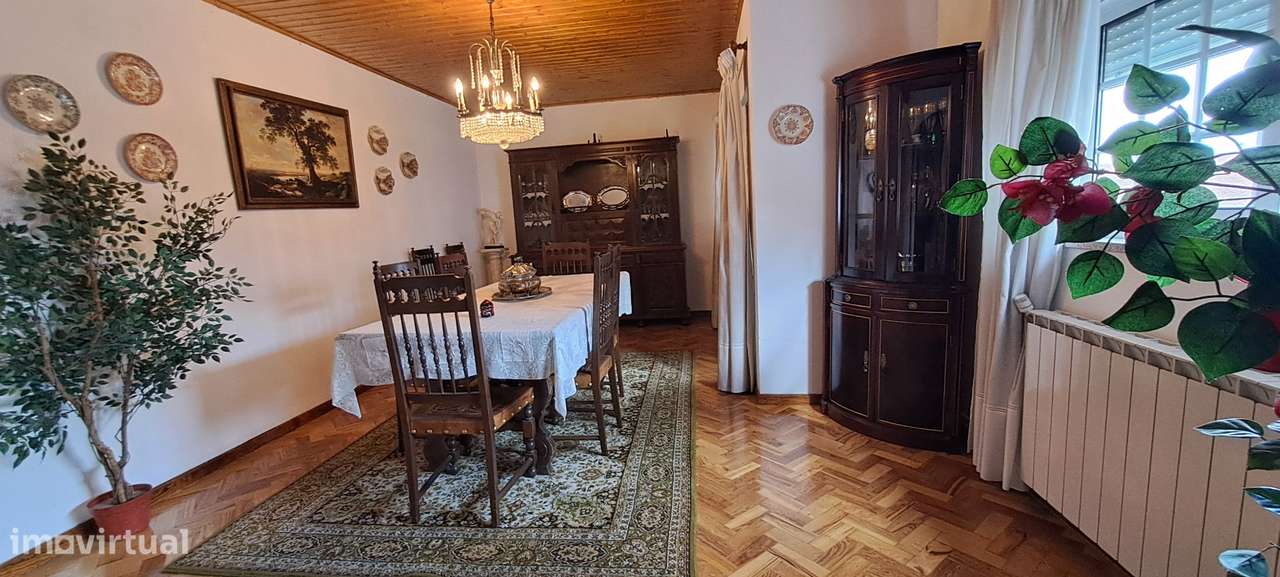 Moradia T5 com garagem e jardim em Miranda do Douro-16