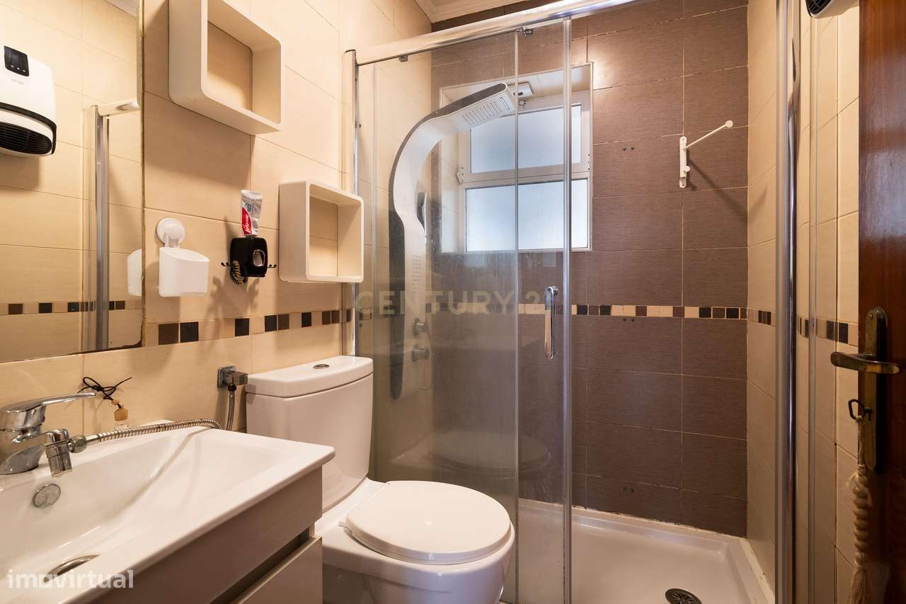 Apartamento T2+1 com Terraço no Centro de Odivelas-9