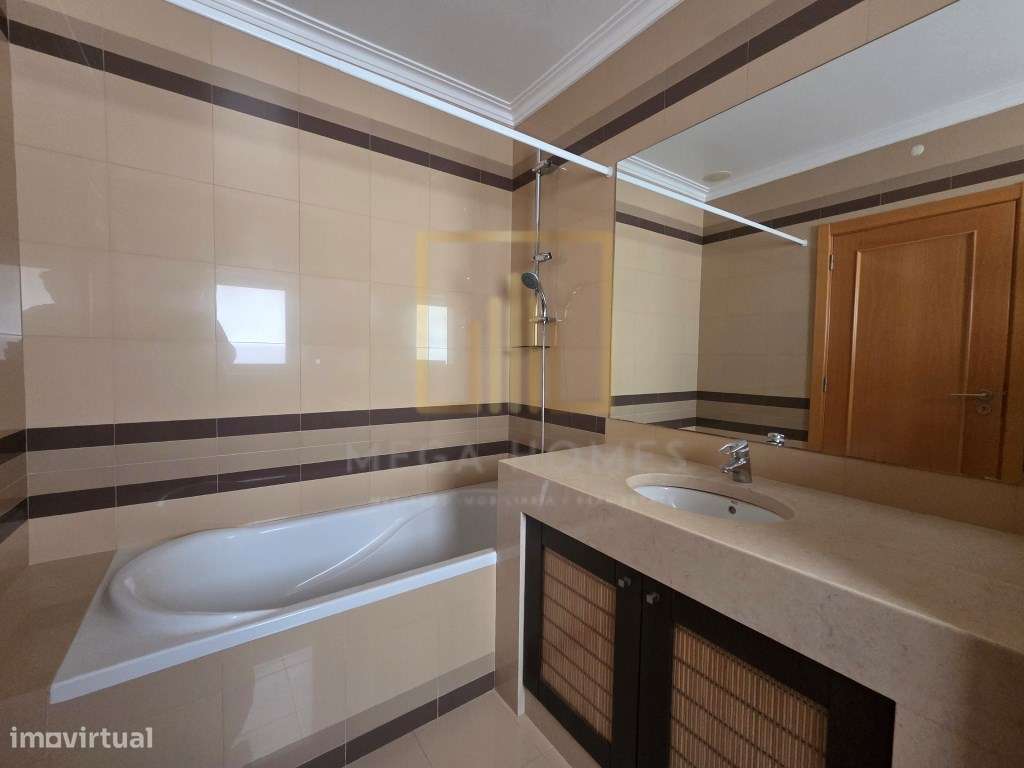 Moradia T5 com piscina + Apartamento T3, em centro de Lagoa (Algarve)-25