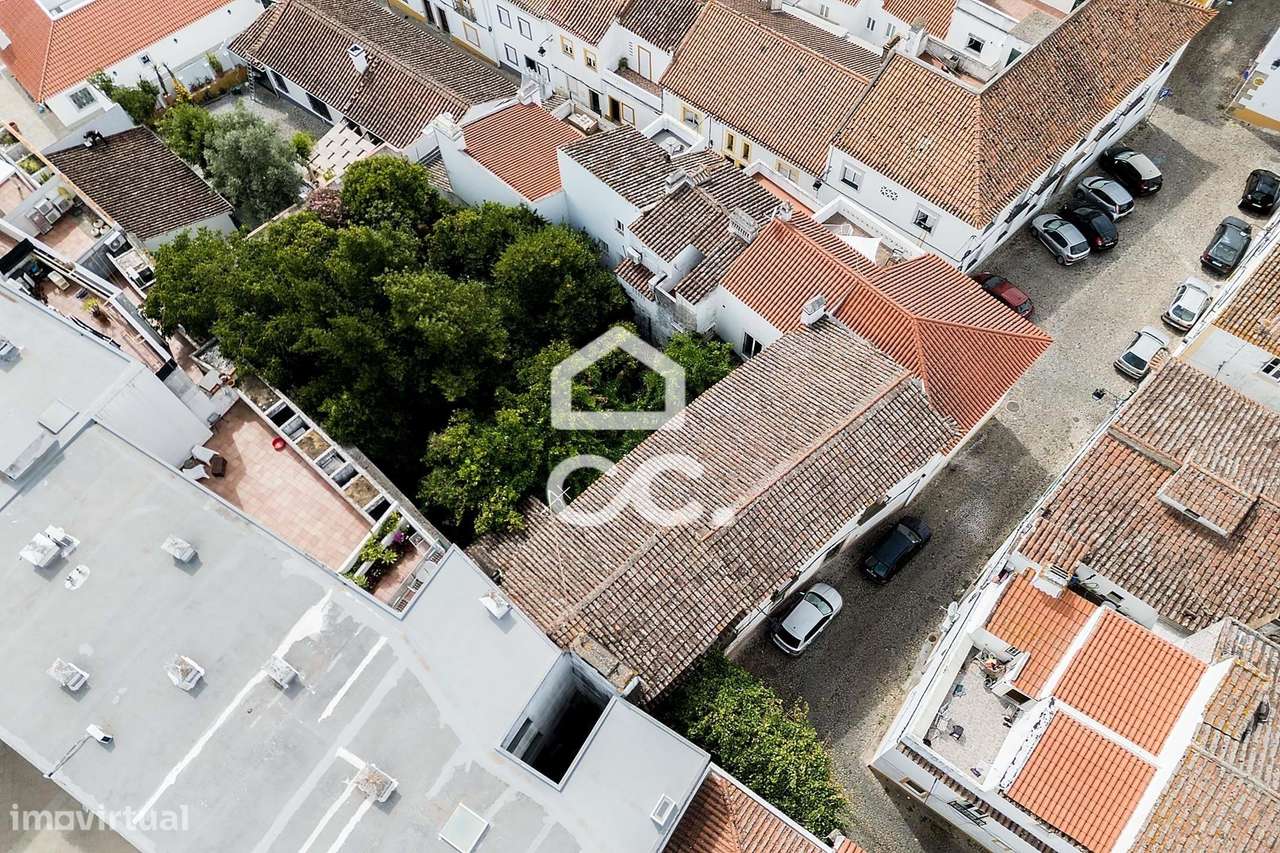 Moradia T3 Bifamiliar de 1º andar com Terraço no Centro Histórico de É-36