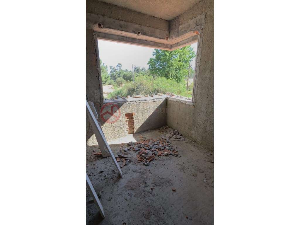 Terreno urbano com 1214m², com moradia edificada.-13