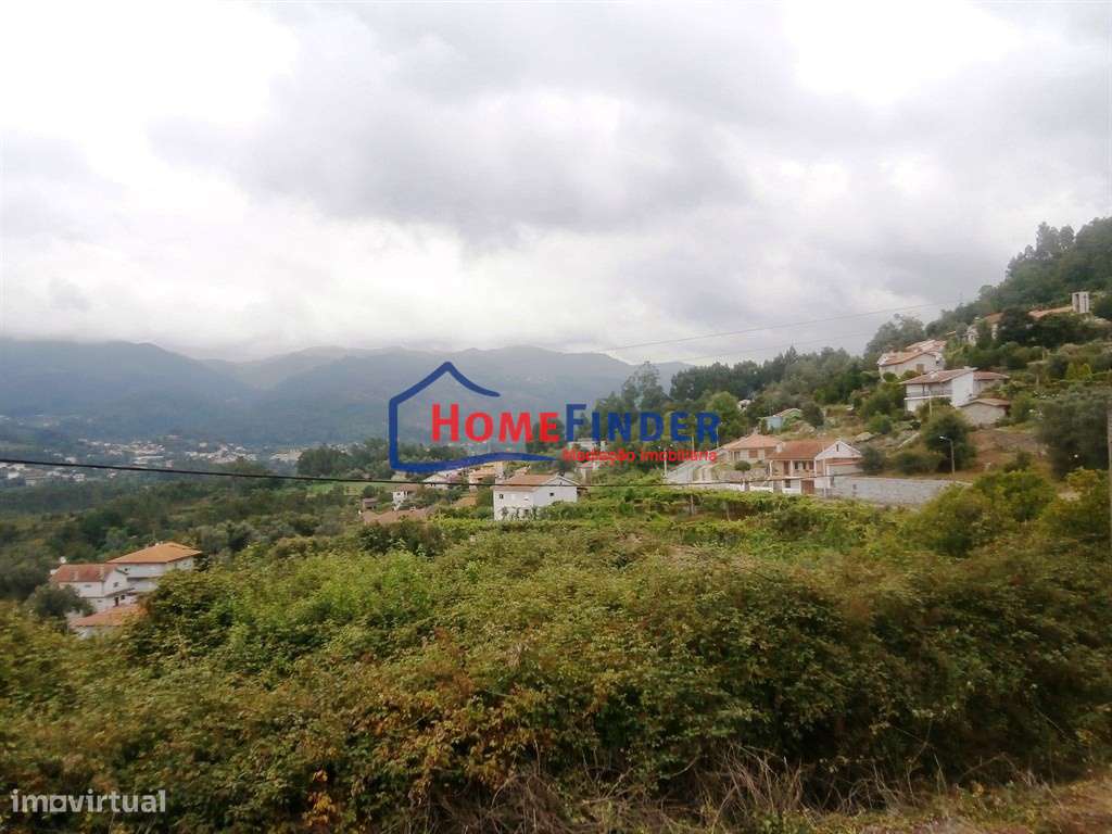 Moradia para Recuperar com Amplo Terreno e Potencial Infinito em Frian-13