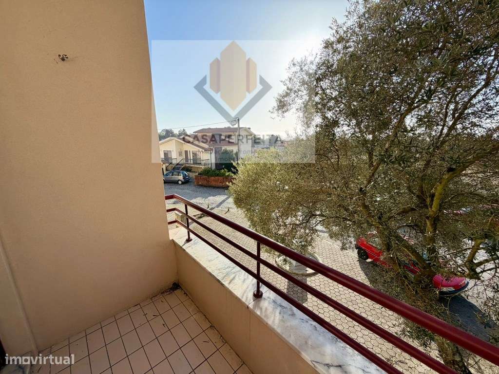 Apartamento T1 com Varanda e Lugar de Garagem - Canelas-7