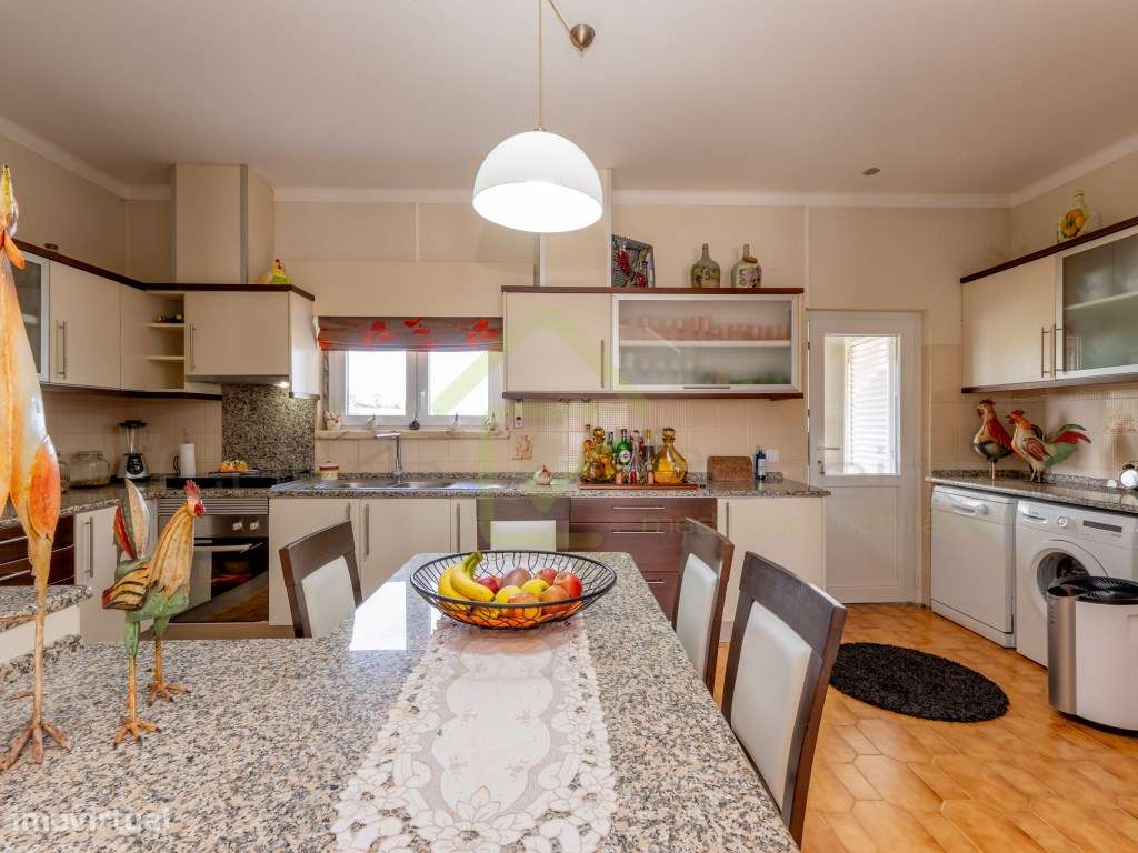 Moradia T4 a minutos dos acessos da A8 e perto das praias de região-10