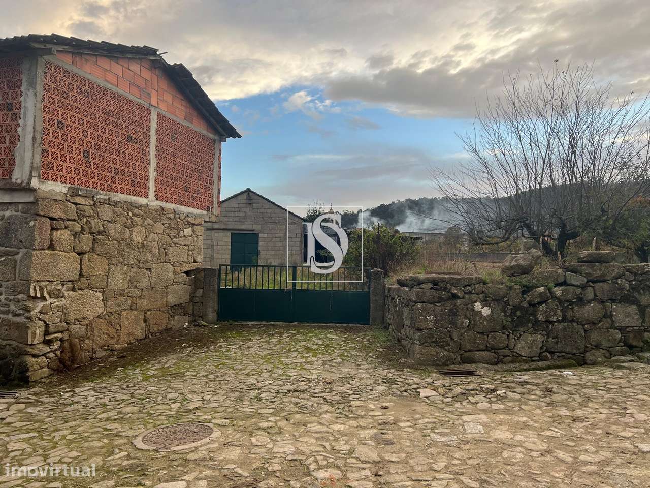 Moradia em Pedra / Casa de Campo inserida num lote de 6000m2-6