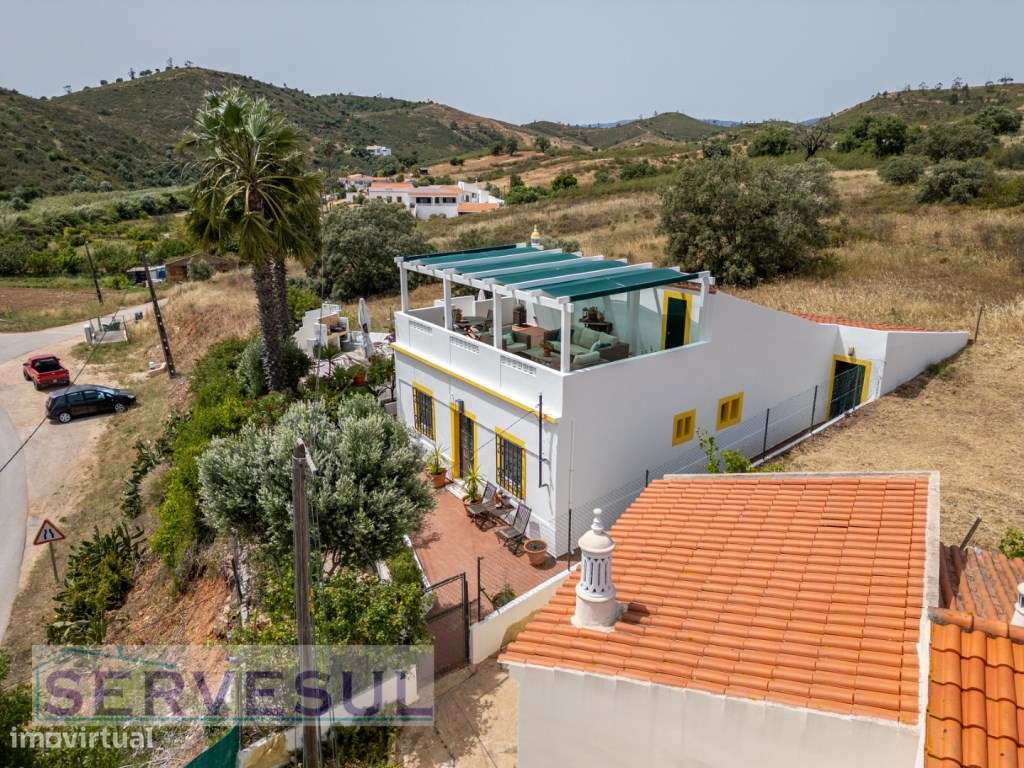 Charmosa moradia de 2 quartos de 121 m², inserida num terreno com 2...-53