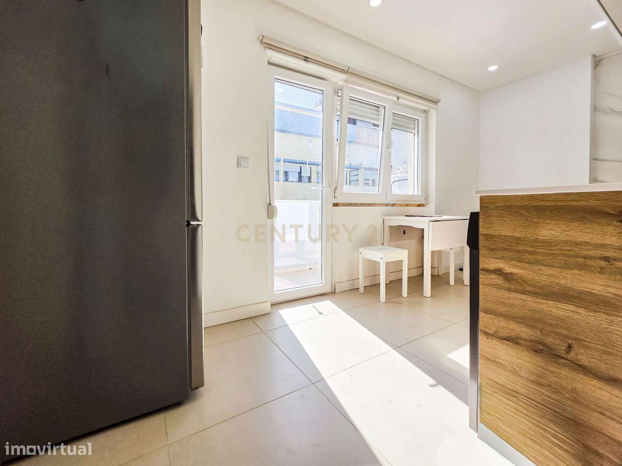 Apartamento Renovado com três Frentes em Verderena, Barreiro-21
