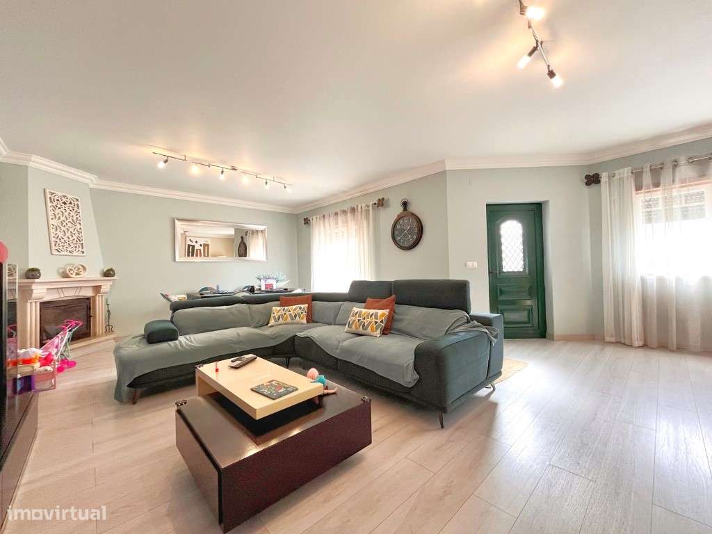 Moradia V3 situada no centro do Bombarral-0