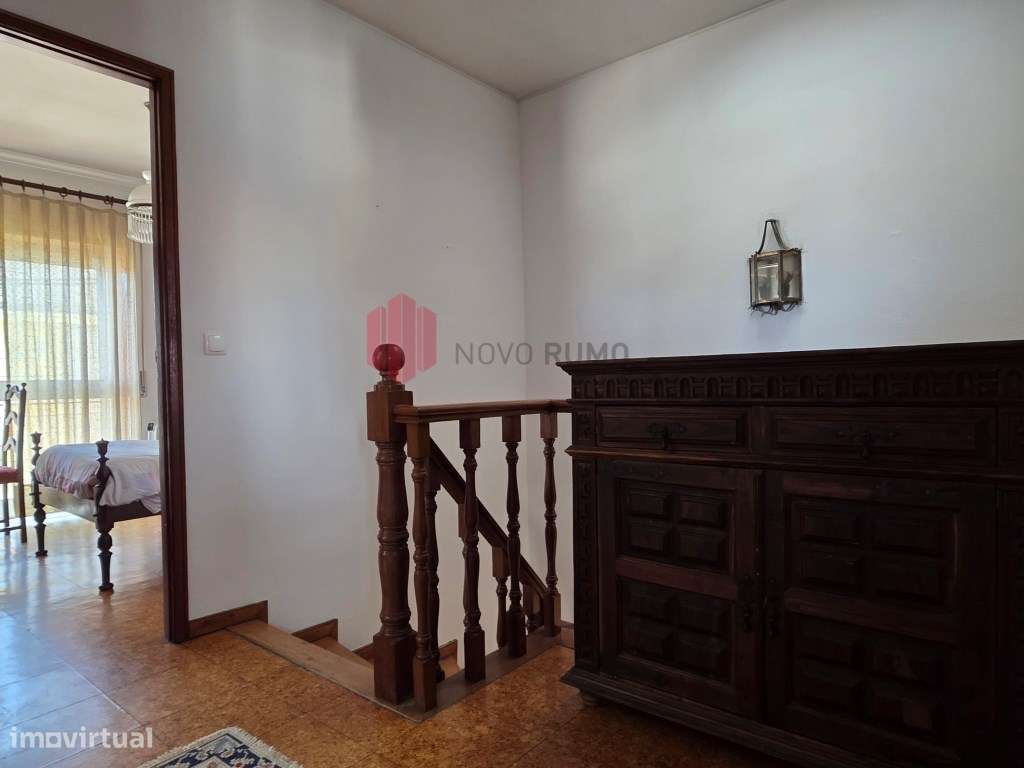 Moradia T3 de três frentes, com três pisos, anexos e garagem, inser...-11