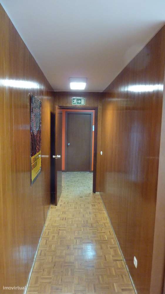 Escritório à venda na Avenida Fontes Pereira de Melo, 35-32