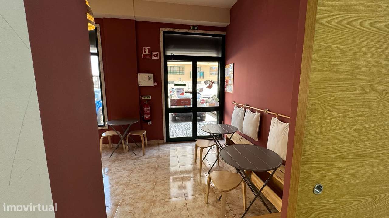Trespasse de restaurante totalmente equipado em Massamá Norte-3