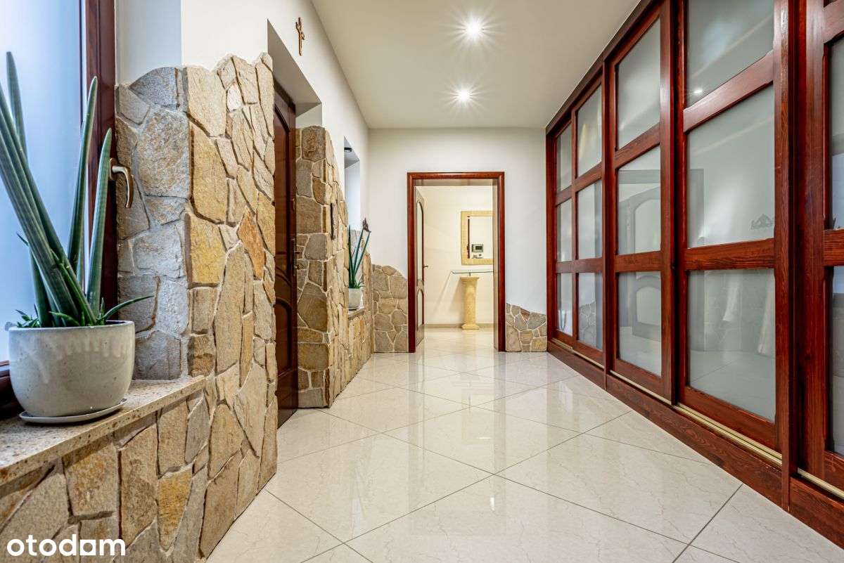 Elegancki dom z częścią biurowo-magazynową-9