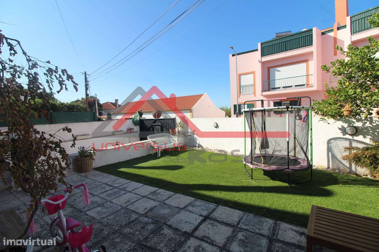 Moradia em Banda V4 com Jardim e Estacionamento na Quinta do Anjo-4