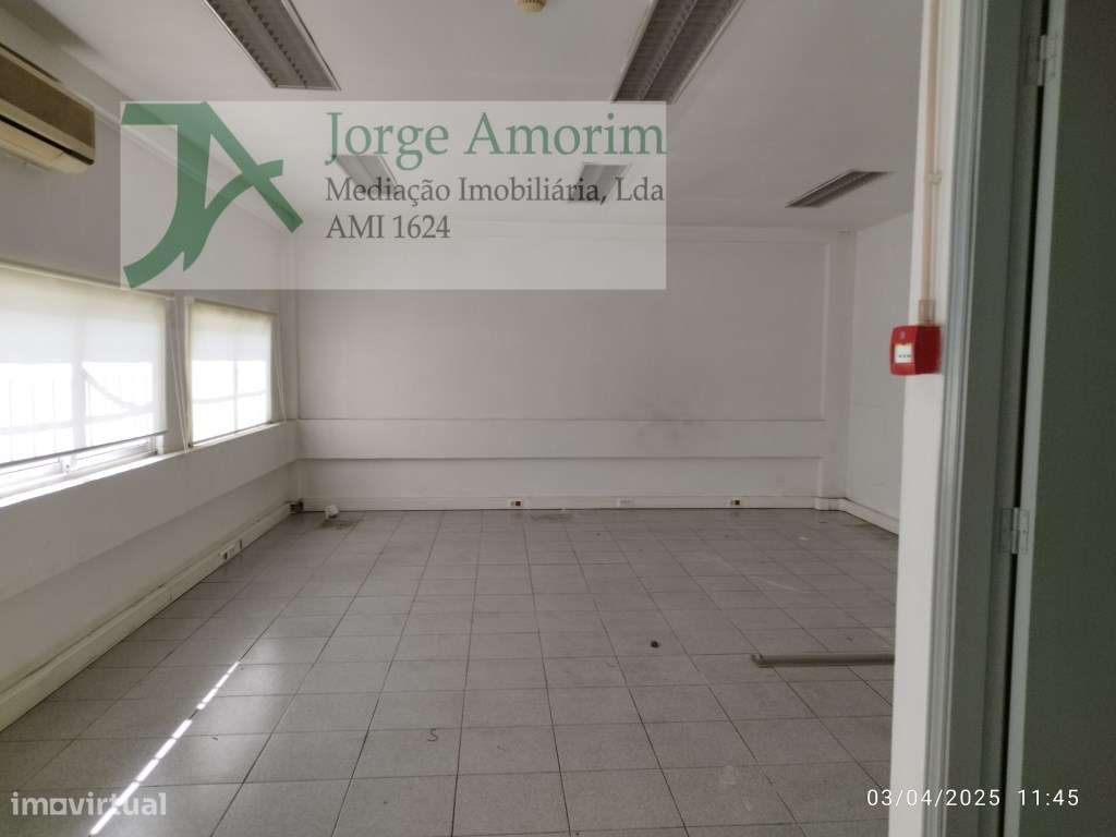 Armazém 800 m2 . Z. I. da Feiteira . Cobertura térmica. - Grande imagem: 4/7