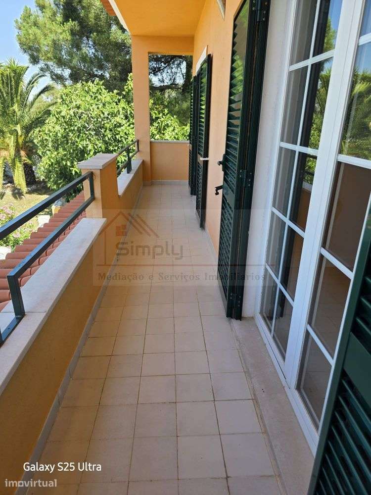 Moradia T4 com piscina e 900 m² de terreno na Quinta da Serralheira,-52