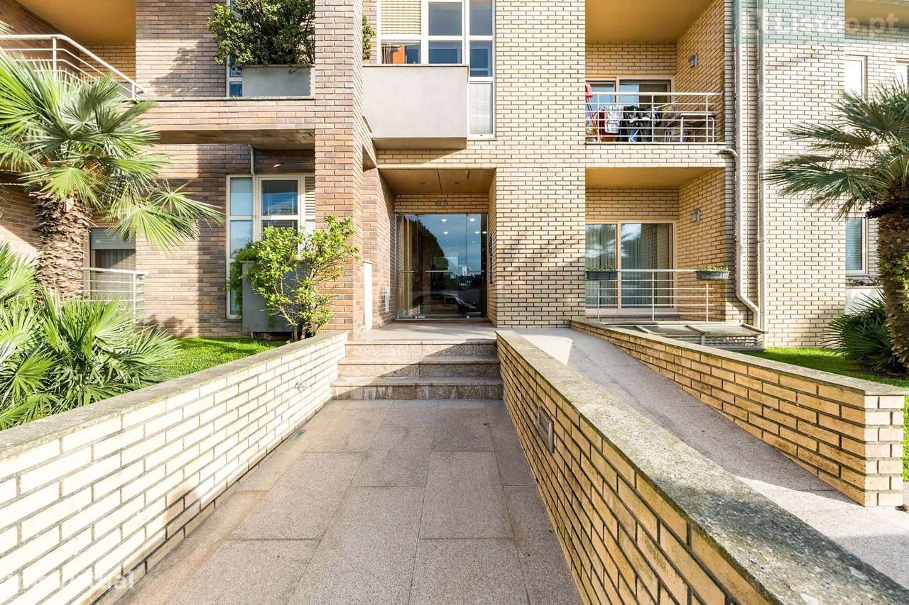Apartamento T2 Amplo c/ Varanda e Garagem | Canidelo-3