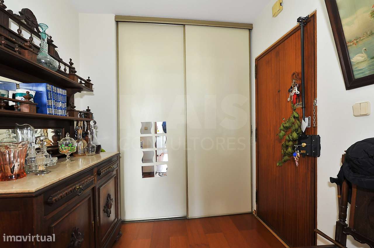 Apartamento T2 em Santo António dos Cavaleiros - Grande imagem: 4/23