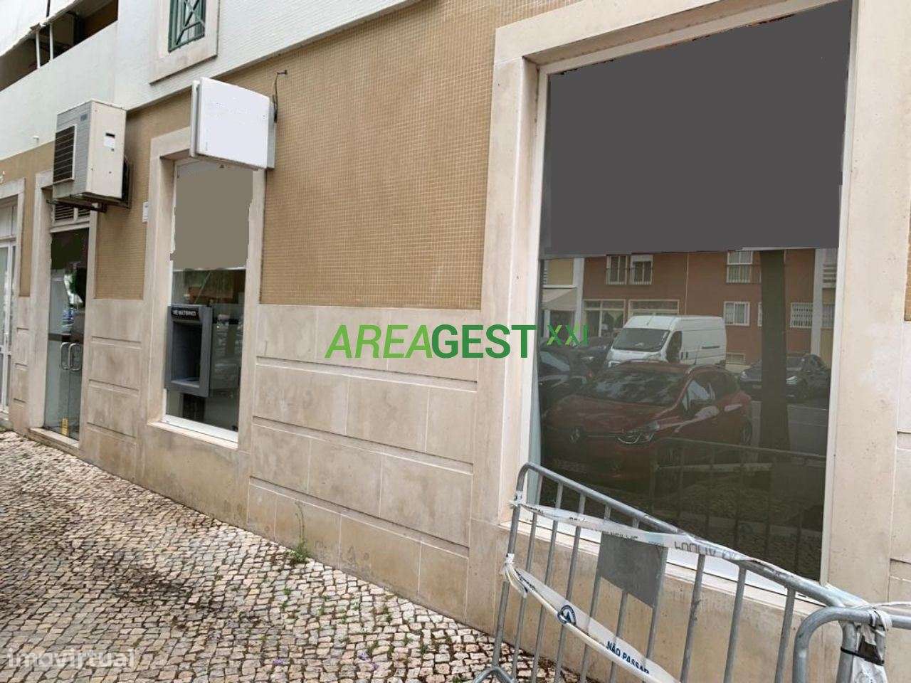 Loja para venda com rendimento, nas Laranjeiras, em Lisboa-12