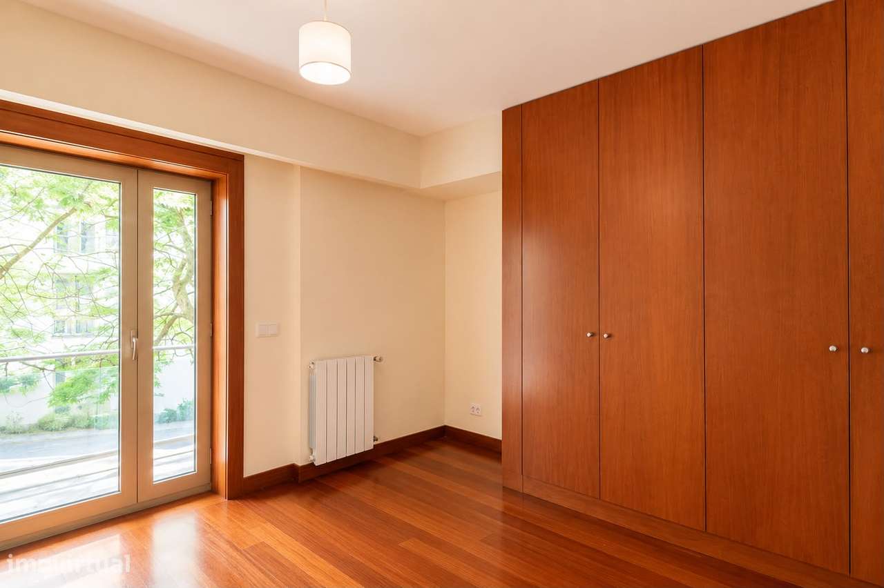 Apartamento T5 com 4 casas de banho e garagem-13