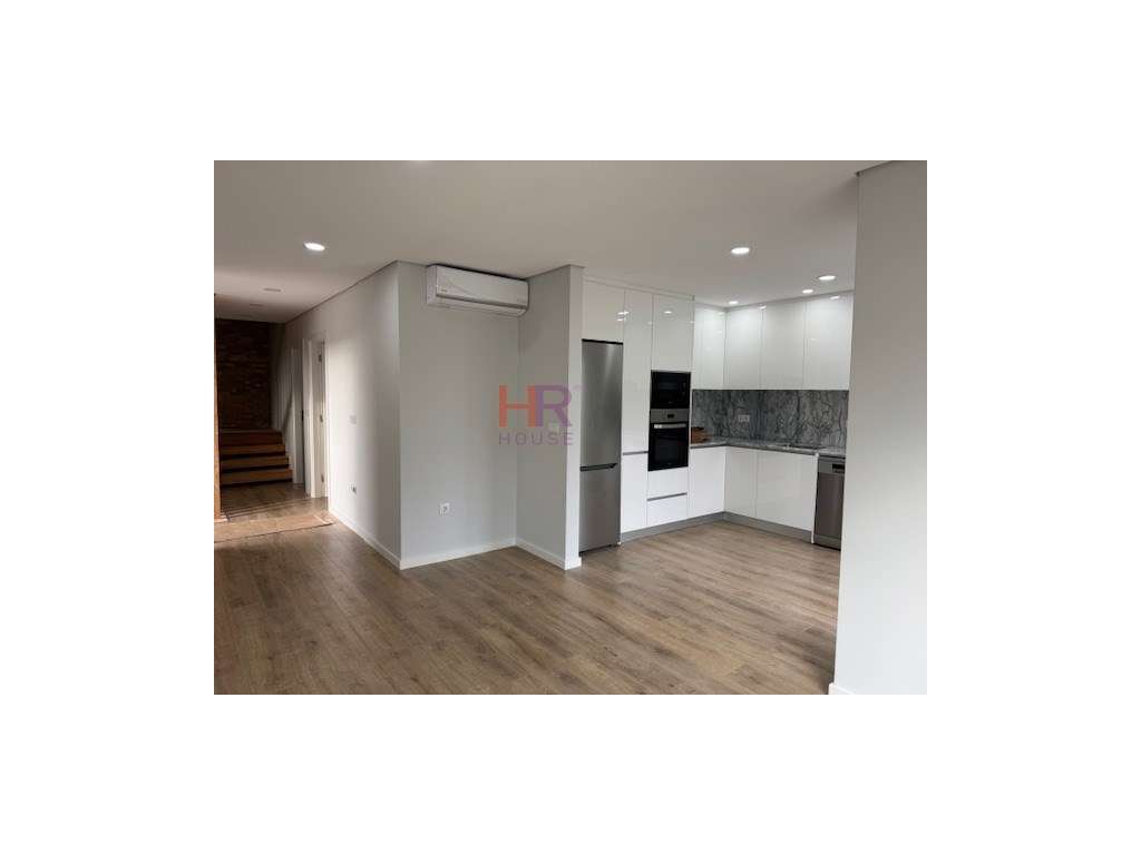 Vende-se Moradia de Arquitetura Moderna Geminada T3+1 com garagem. - Grande imagem: 5/48