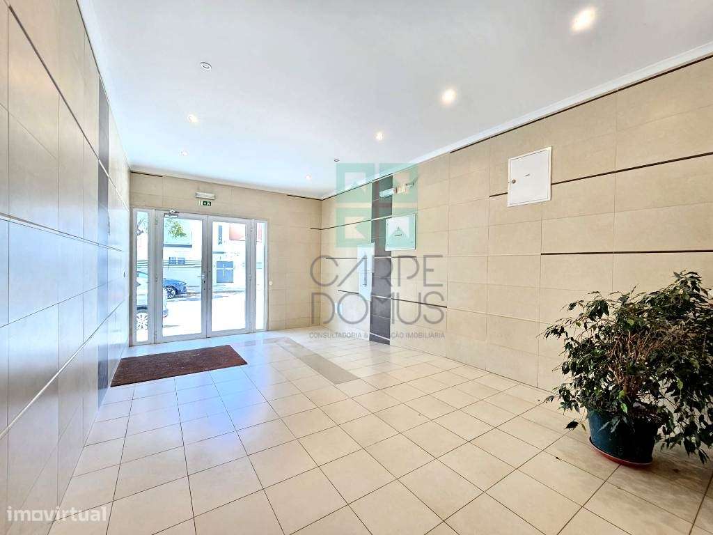 Espaçoso apartamento T3, com parqueamento, junto centro de Loulé, A...-57