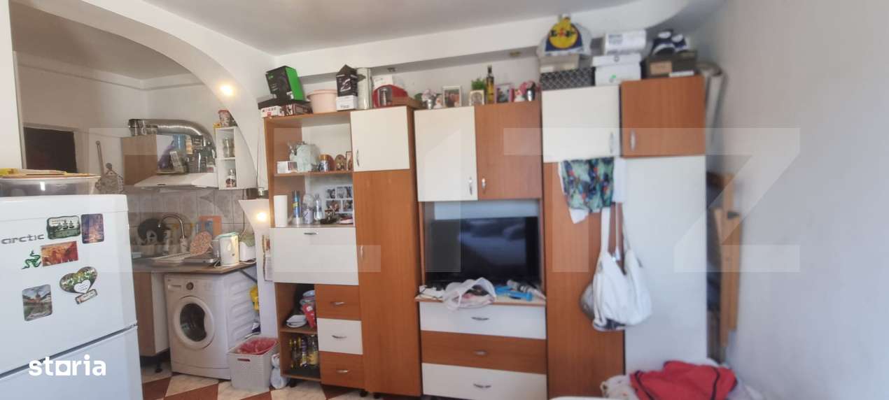 Garsoniera cu baie si geam mare  - scara foarte ingrijita - Imagine principală: 4/12