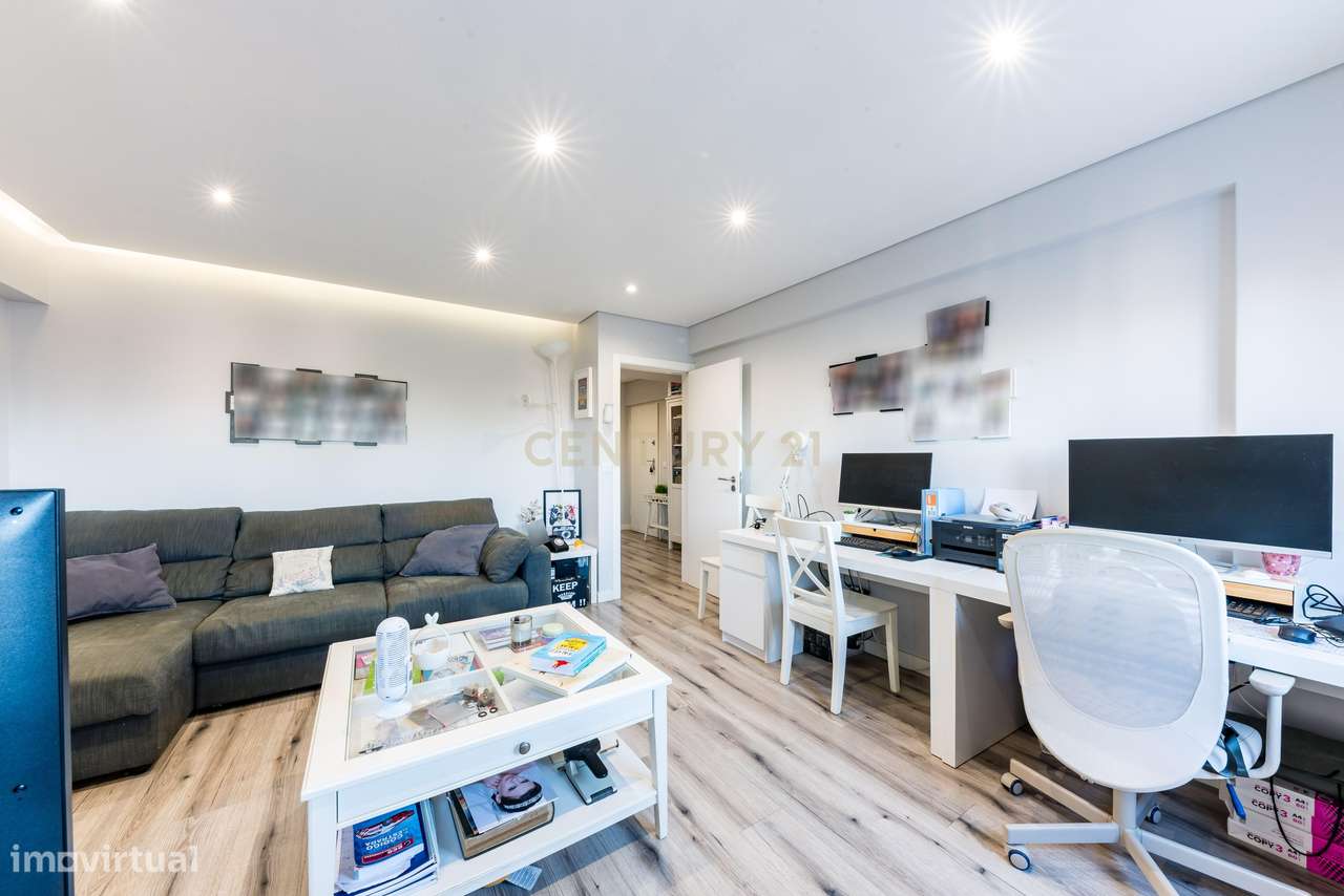 Apartamento T2 com Varanda em Encosta do Sol, Amadora-7