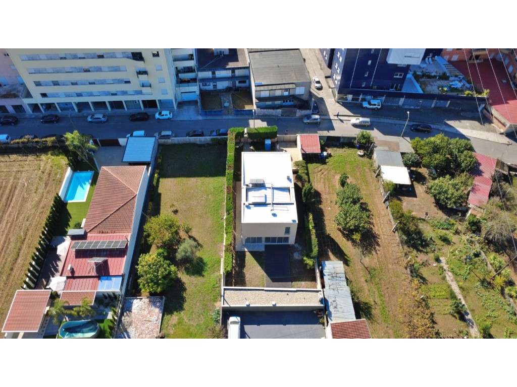 Moradia com elevador no centro da Trofa-34