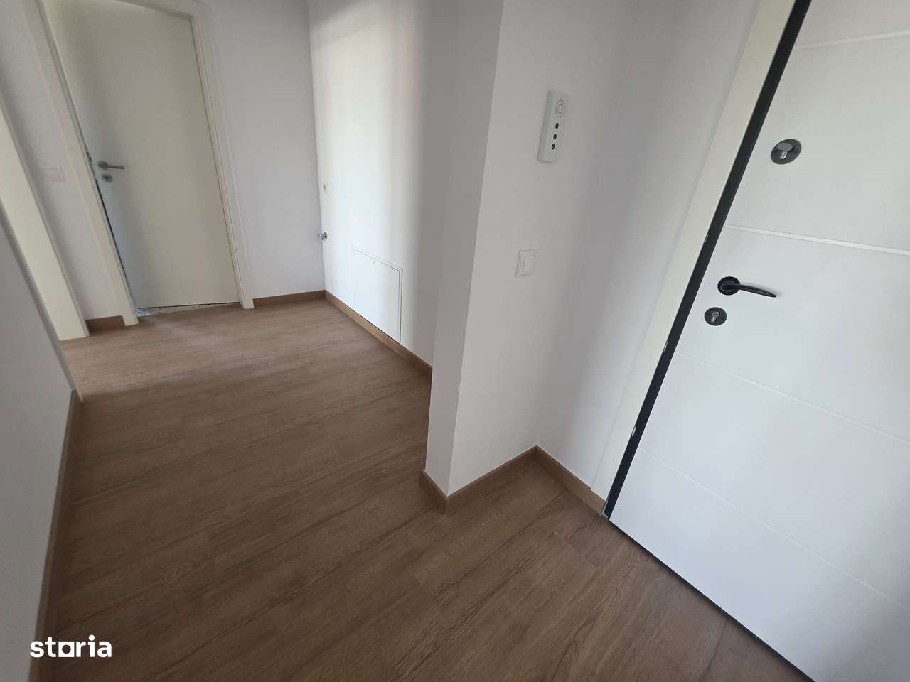 Vand apartament 2 camere cu gradina generoasa 190 mp zona Tractorul-4