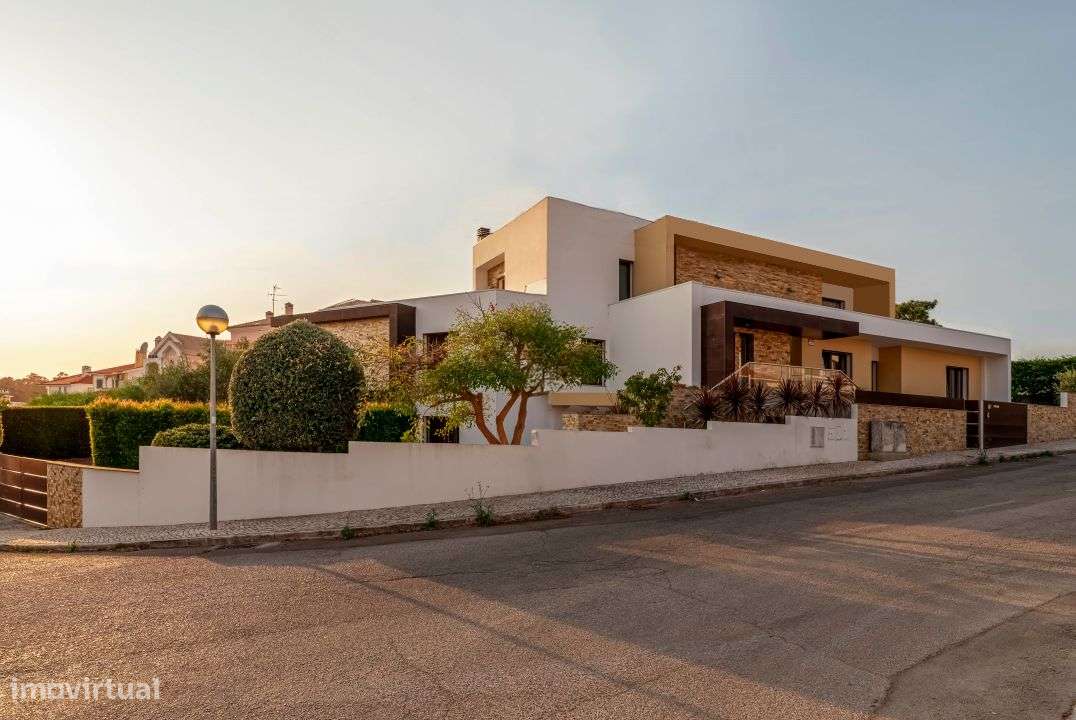 Moradia T8 com 477m2 e Terreno de 1.048m2 na Charneca da Caparica - Grande imagem: 1/47