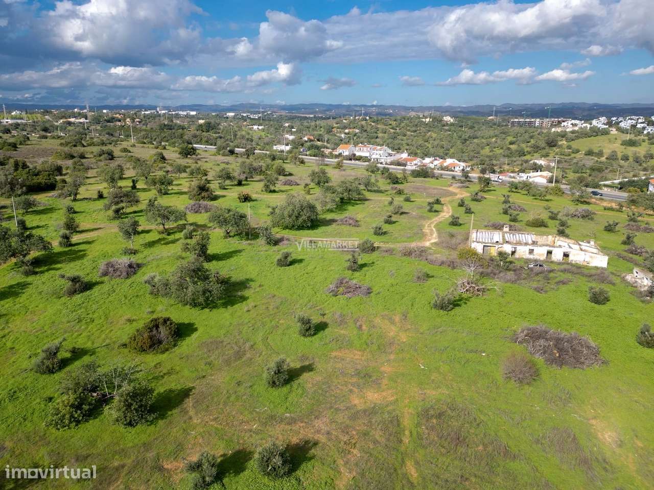 Terreno urbano com 21,8 hectares situado na ligação entre a A22 e o ce-5
