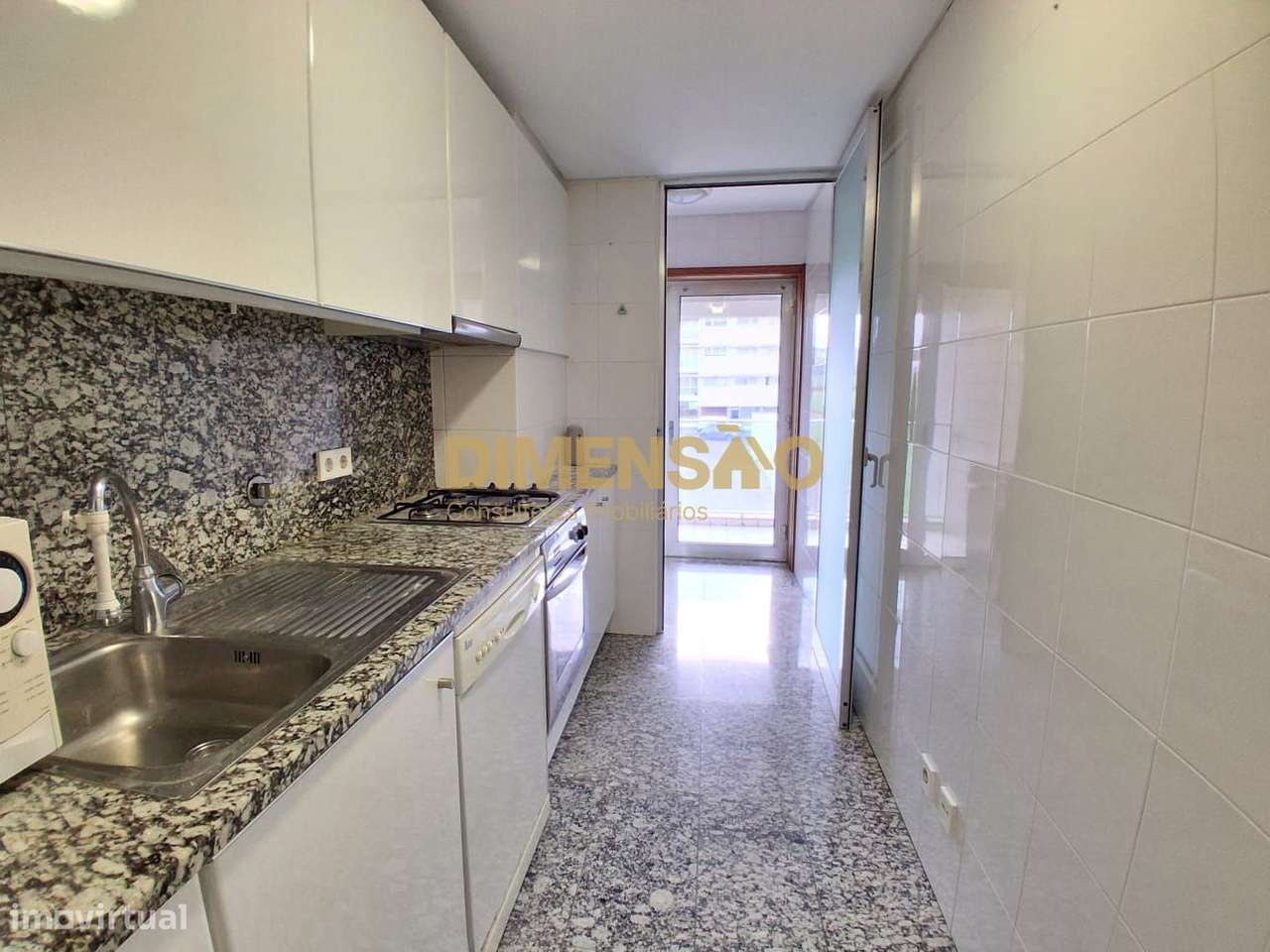 T1 renovado com duas frentes e garagem | Vermoim, Maia Ref DCI153A-14