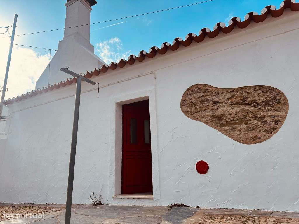 Moradia T2, inserida em lote com 1125 m2 com piscina, em Santiago M...-25