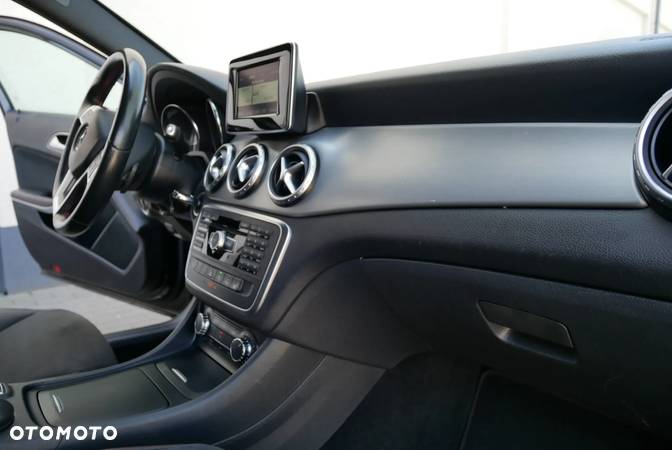 Mercedes-Benz GLA 200 7G-DCT AMG Line - 38