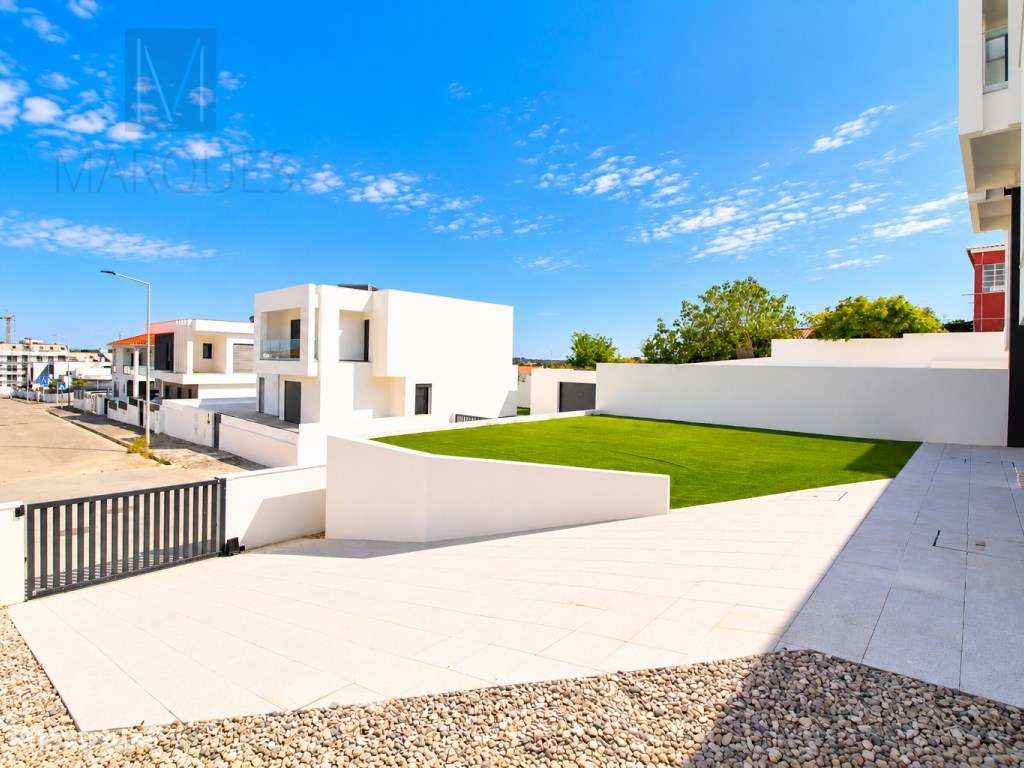 Moradia V4 com Garagem, Logradouro e Jardim em Vale de Milhaços - C...-31