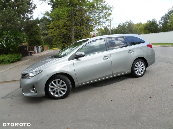 Toyota Auris 1.6 Premium + - 8