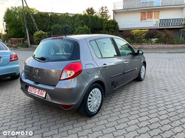 Renault Clio 1.2 16V 75 Collection - 12